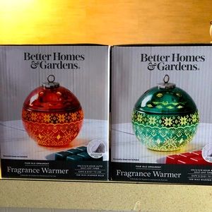 2 Christmas Globe wax warmers. Light up, free wax bar included